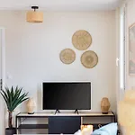 New! 2 Bed Apartment, Ac, Paid Street Parking, Balcony, Near The River *