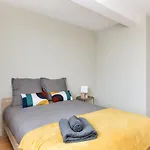 New! 2 Bed Apartment, Ac, Paid Street Parking, Balcony, Near The River