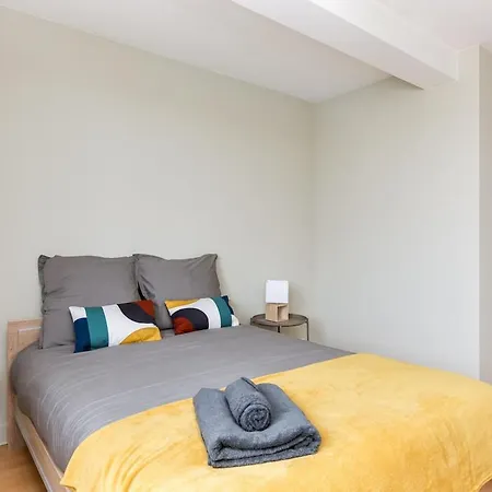 New! 2 Bed Apartment, Ac, Paid Street Parking, Balcony, Near The River