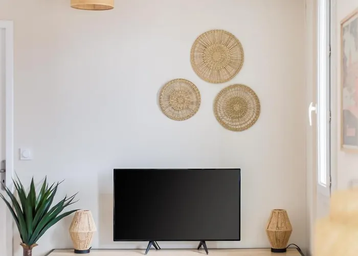 New! 2 Bed Apartment, Ac, Paid Street Parking, Balcony, Near The River *