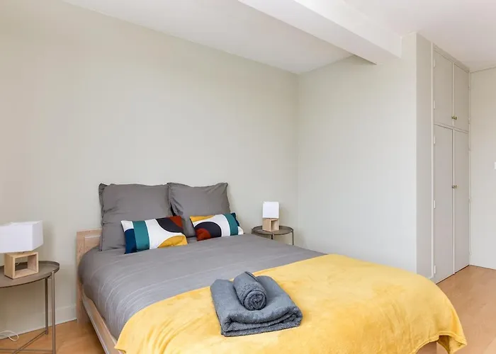 New! 2 Bed Apartment, Ac, Parking, Balcony, Near The River