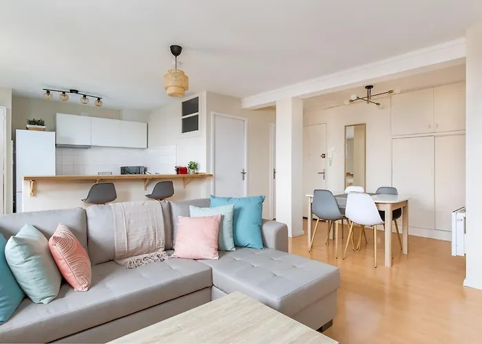 New! 2 Bed Apartment, Ac, Parking, Balcony, Near The River 公寓