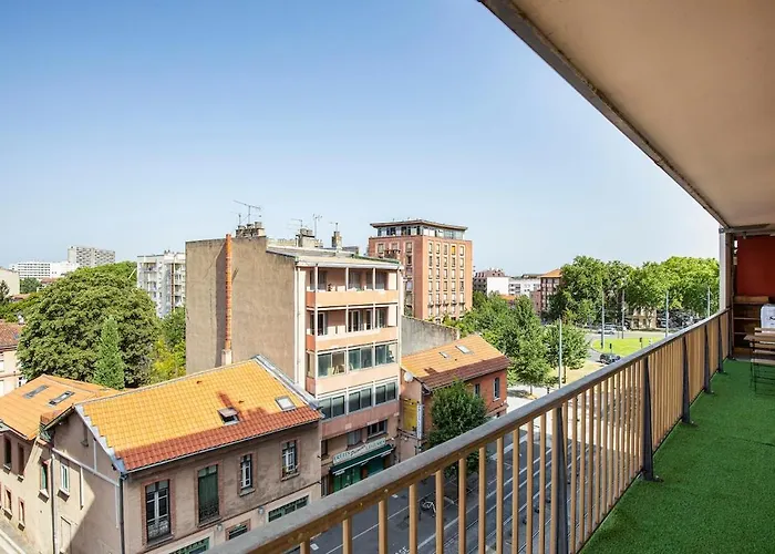 New! 2 Bed Apartment, Ac, Parking, Balcony, Near The River *