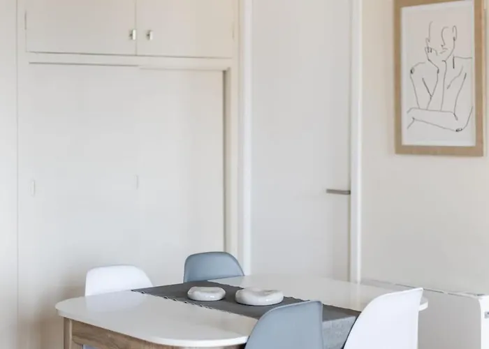 New! 2 Bed Apartment, Ac, Parking, Balcony, Near The River * 圖盧茲