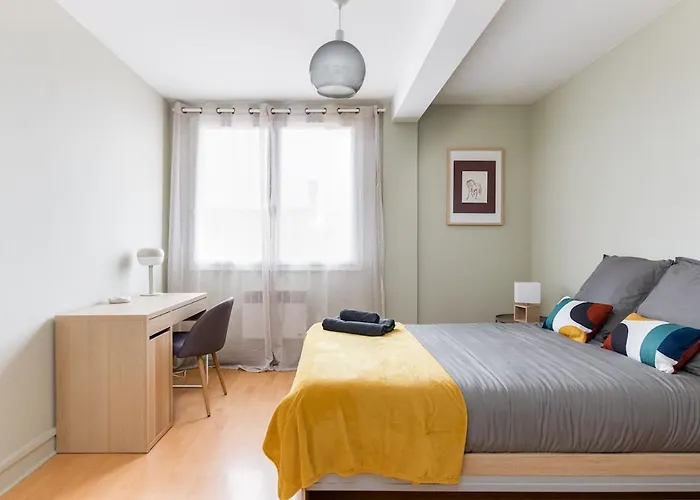 New! 2 Bed Apartment, Ac, Parking, Balcony, Near The River *