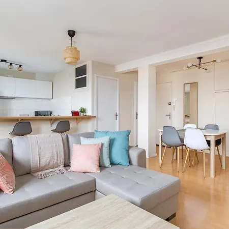 New! 2 Bed Apartment, Ac, Parking, Balcony, Near The River Apartamento